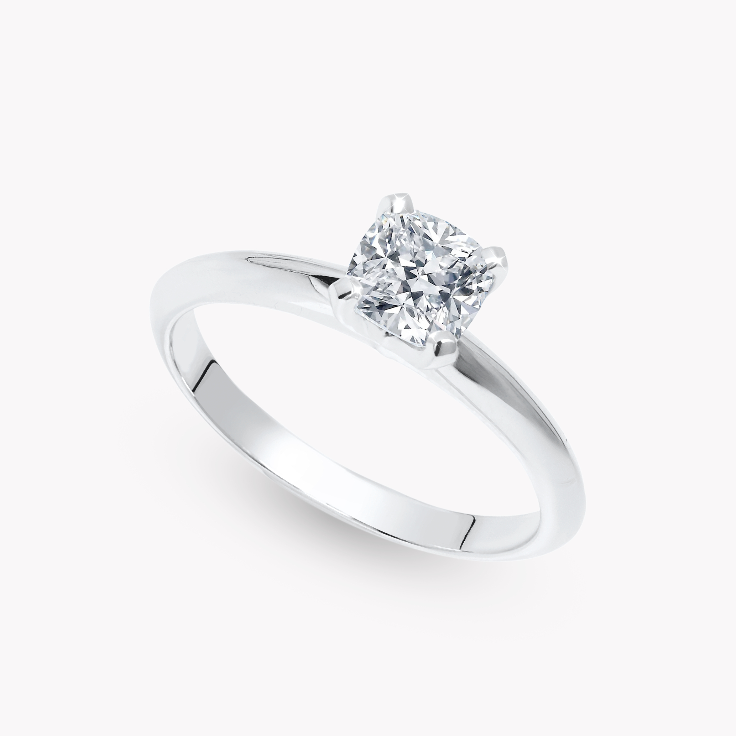 Каблучка класична з діамантом огранкуи кушон